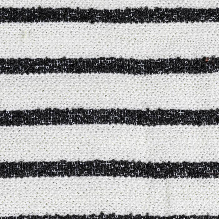 Conas a Léirítear Fabraic Stíl Vintage Chanel i Margaí Teicstíle Comhaimseartha?